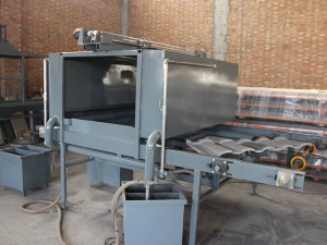 Auto face glue spraying section